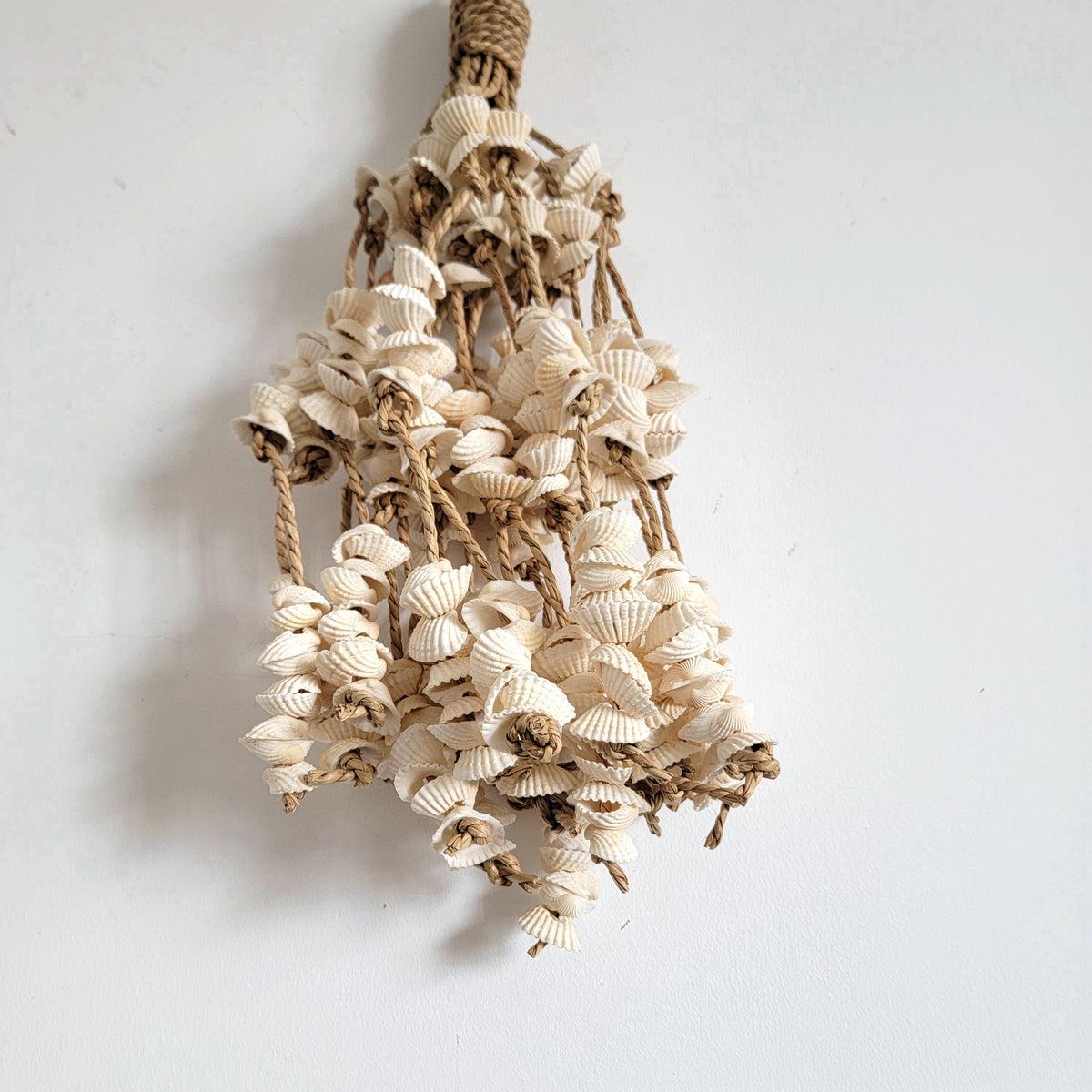 free shipping Boho Seashell Wall Hanging – Handwoven Macramé Coastal Decor Boho Style Shell Home Decor with Multiple Shells for Bohemian Decor