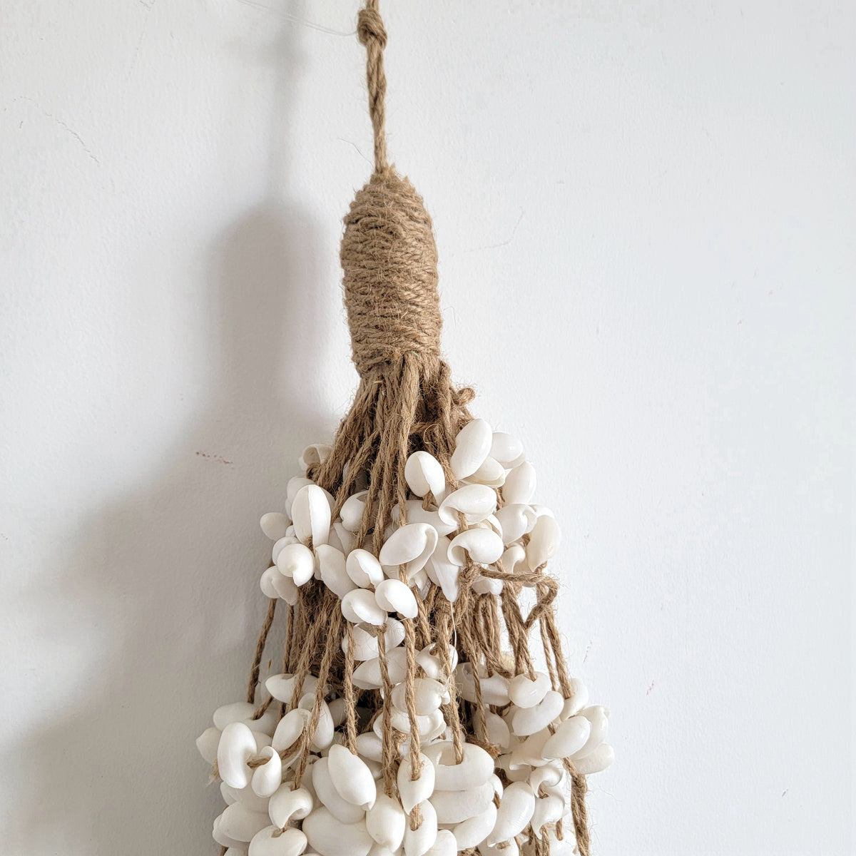 free shipping Boho Seashell Wall Hanging – Handwoven Macramé Coastal Decor Boho Style Shell Home Decor with Multiple Shells for Bohemian Decor