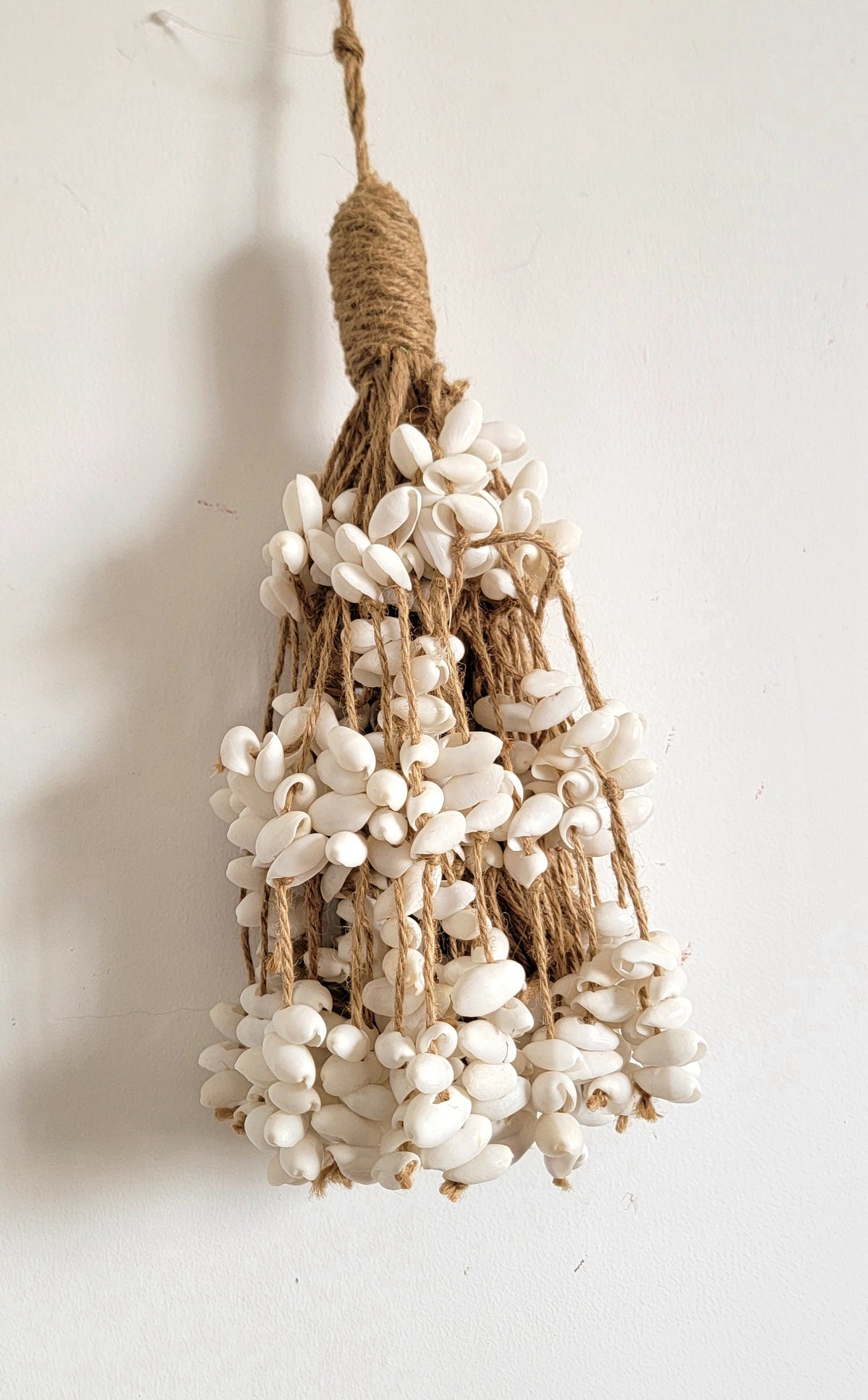 free shipping Boho Seashell Wall Hanging – Handwoven Macramé Coastal Decor Boho Style Shell Home Decor with Multiple Shells for Bohemian Decor