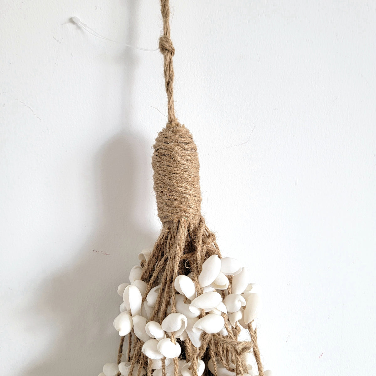 free shipping Boho Seashell Wall Hanging – Handwoven Macramé Coastal Decor Boho Style Shell Home Decor with Multiple Shells for Bohemian Decor