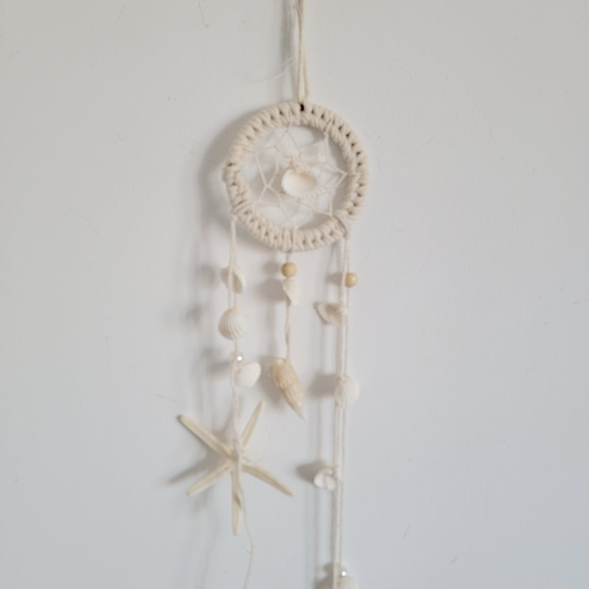 Coastal Seashell Macramé Dreamcatcher – Handwoven Wall Hanging Bring the Calming Essence of the Ocean into Your Home