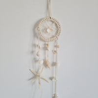 Coastal Seashell Macramé Dreamcatcher – Handwoven Wall Hanging Bring the Calming Essence of the Ocean into Your Home