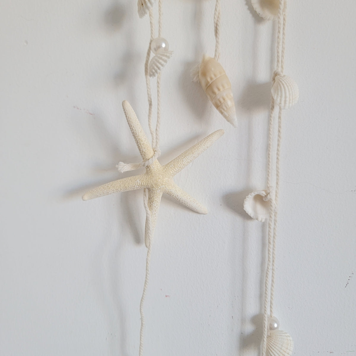 Coastal Seashell Macramé Dreamcatcher – Handwoven Wall Hanging Bring the Calming Essence of the Ocean into Your Home