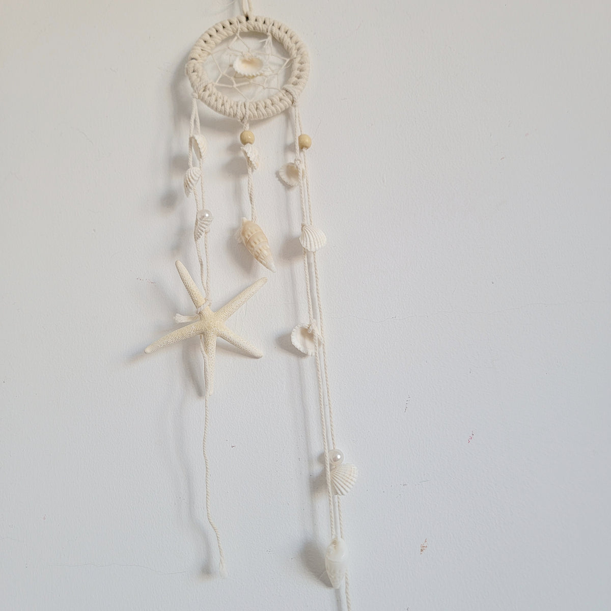Coastal Seashell Macramé Dreamcatcher – Handwoven Wall Hanging Bring the Calming Essence of the Ocean into Your Home