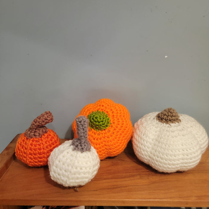 1set miniatures hand crocheted halloween pumpkin set with black box ghost decorative Item pumpkin design style halloween decorations