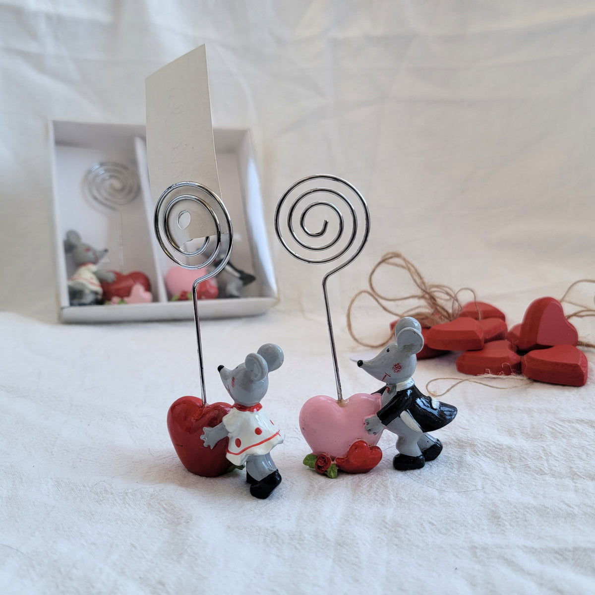 Cute Bride & Groom Mouse Heart Note Holders — Whimsical Desk Decor & Romantic Gift