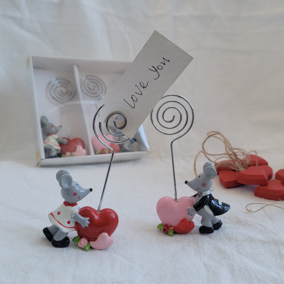 Cute Bride & Groom Mouse Heart Note Holders — Whimsical Desk Decor & Romantic Gift
