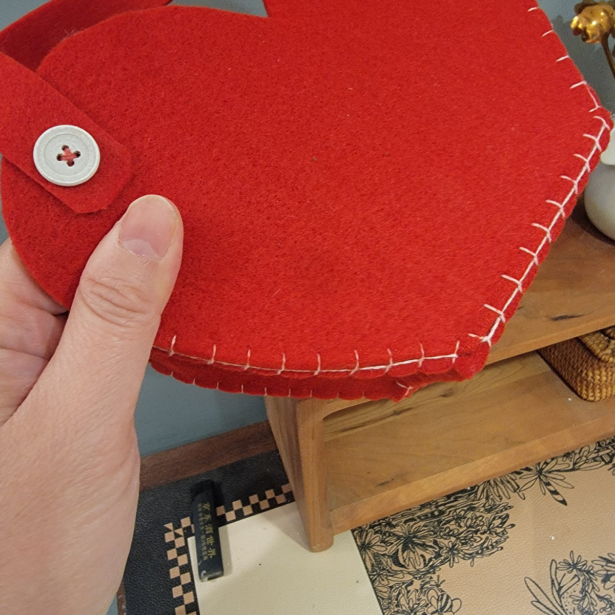 Cute Heart-Shaped Non-Woven Fabric Storage Handbag - Adorable Portable Organizer for Small Essentials