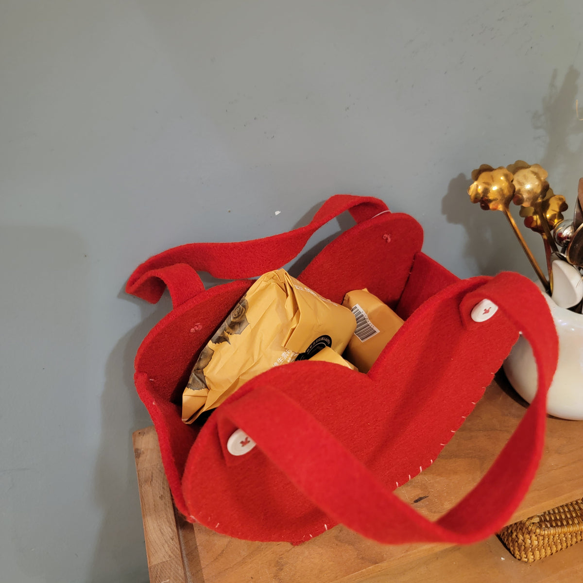 Cute Heart-Shaped Non-Woven Fabric Storage Handbag - Adorable Portable Organizer for Small Essentials